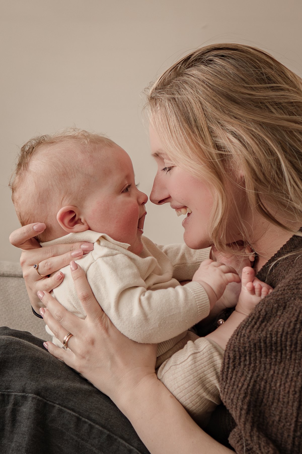 Femke Oostendorp, fotograaf, met een baby in haar armen
