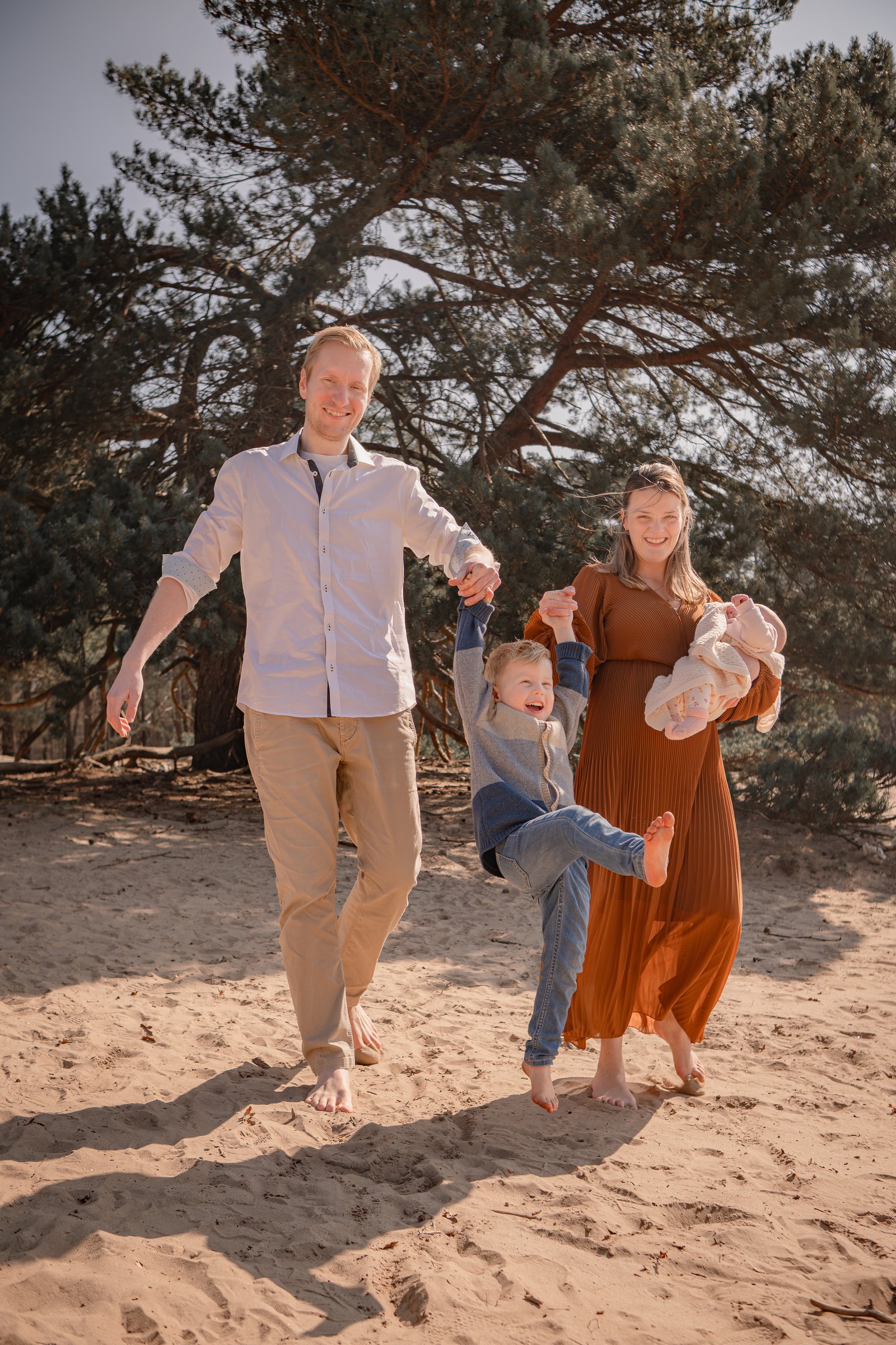 Gezin samen in natuurlijk daglicht, ontspannen moment