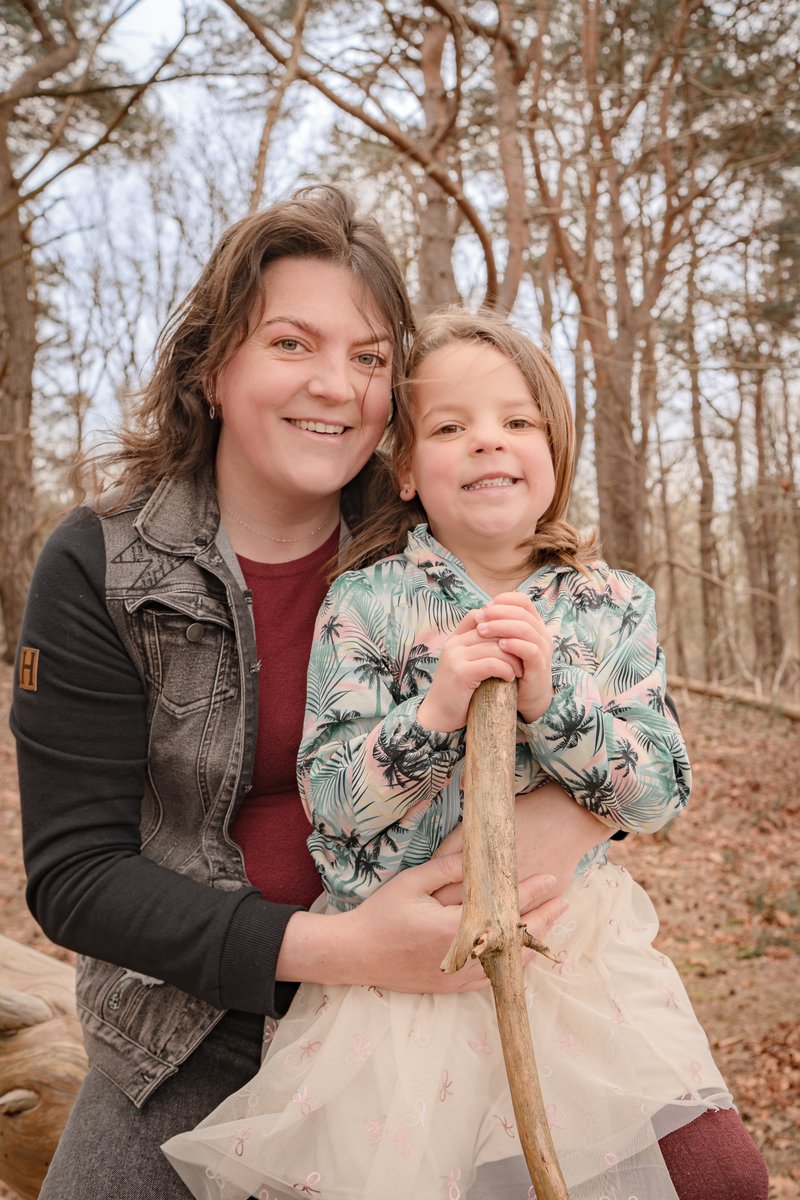 Kinderen lachen, natuurlijk familiemoment buiten