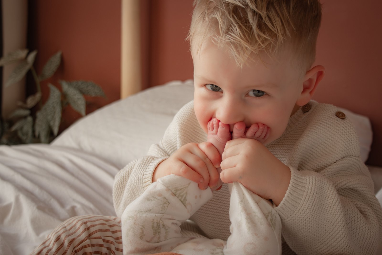 Gezin samen in landschapscompositie, warme sfeer
