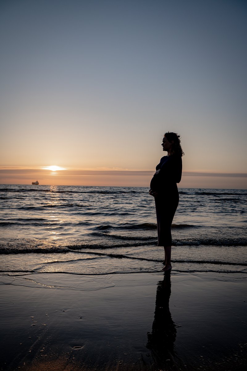Zwangerschapsportret in de natuur, ingetogen en kalm