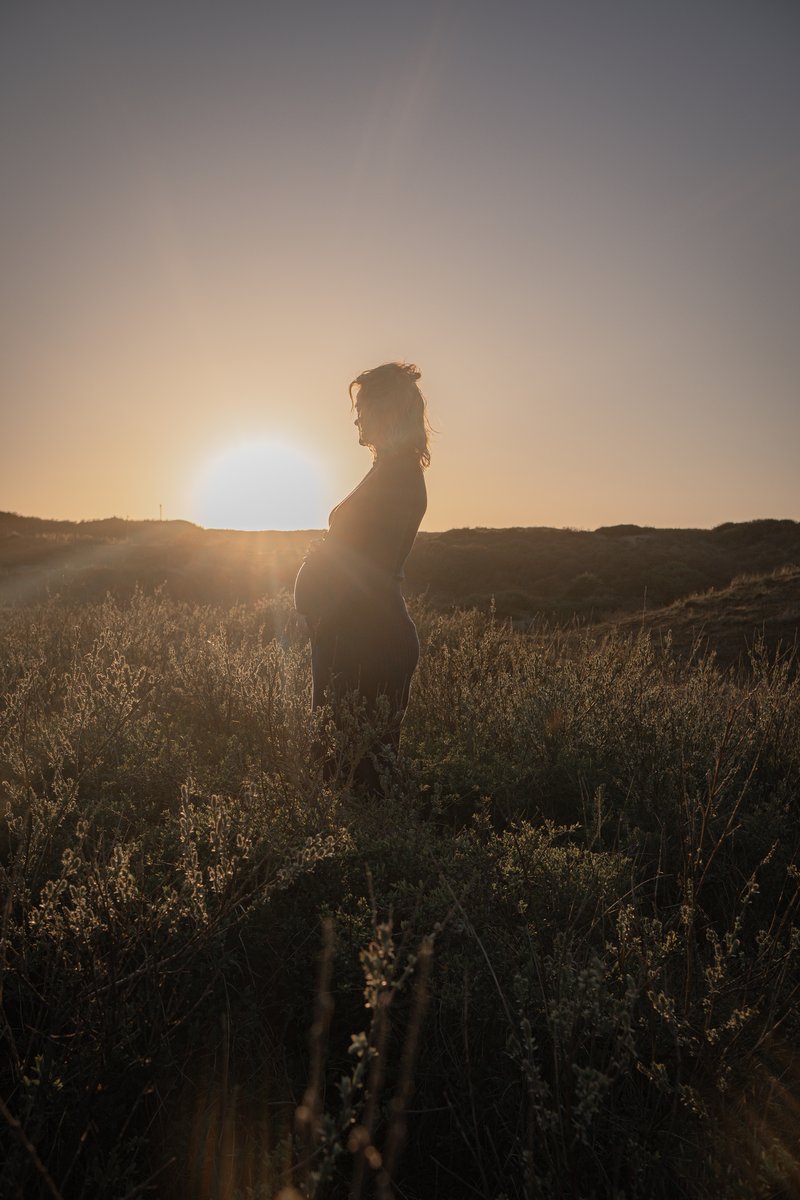 Stel verwacht een baby, intiem moment in zacht licht