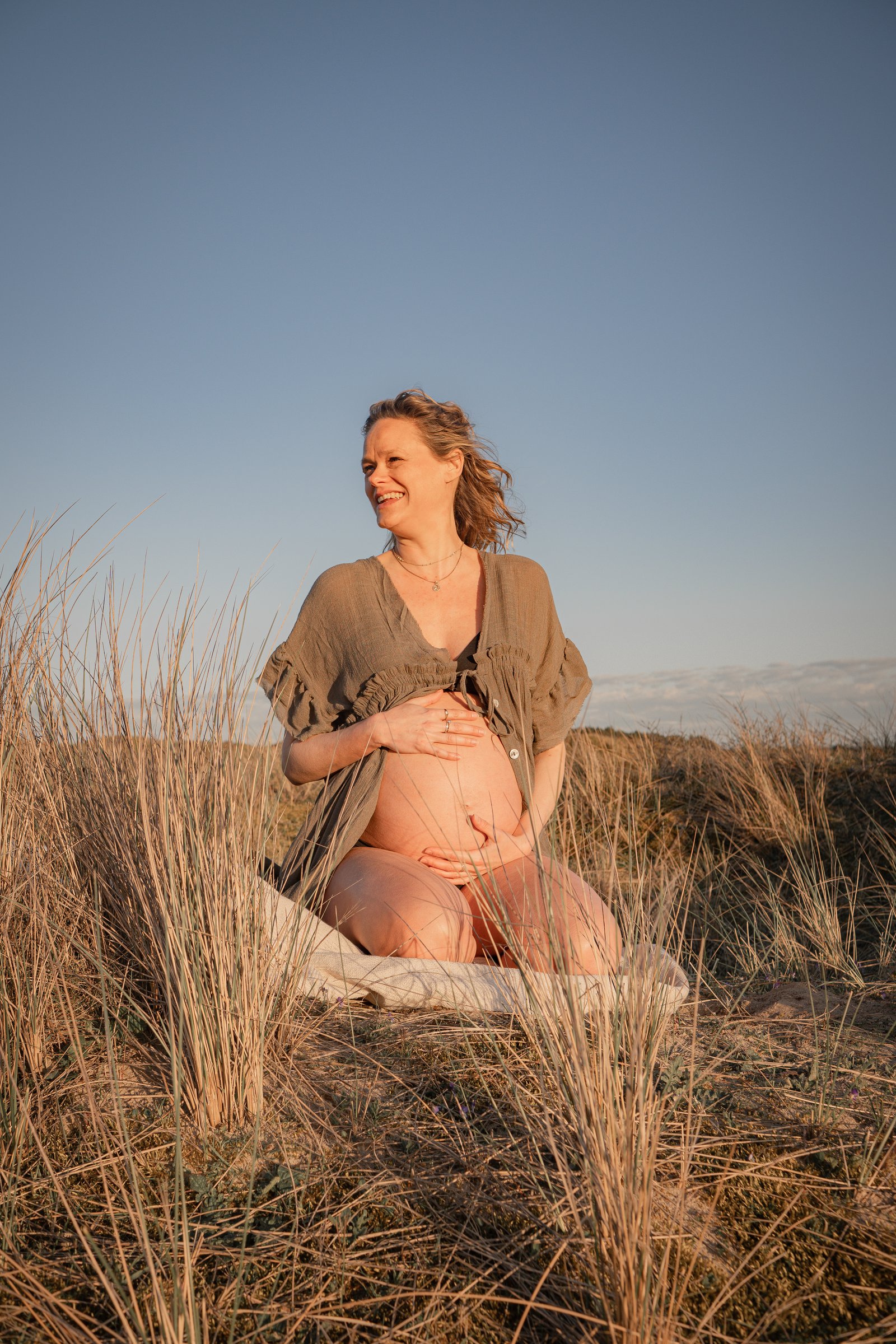 Zwangerschapsportret buiten in warme avondzon
