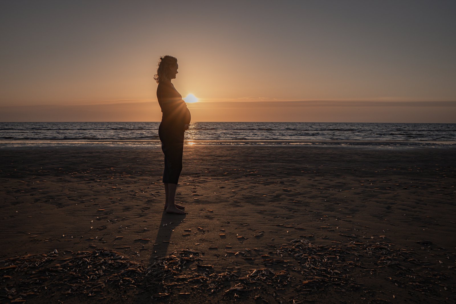 Aanstaande moeder in landschapsbeeld, zacht natuurlijk licht