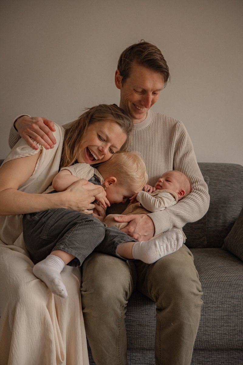 Pasgeboren baby in zachte witte doek