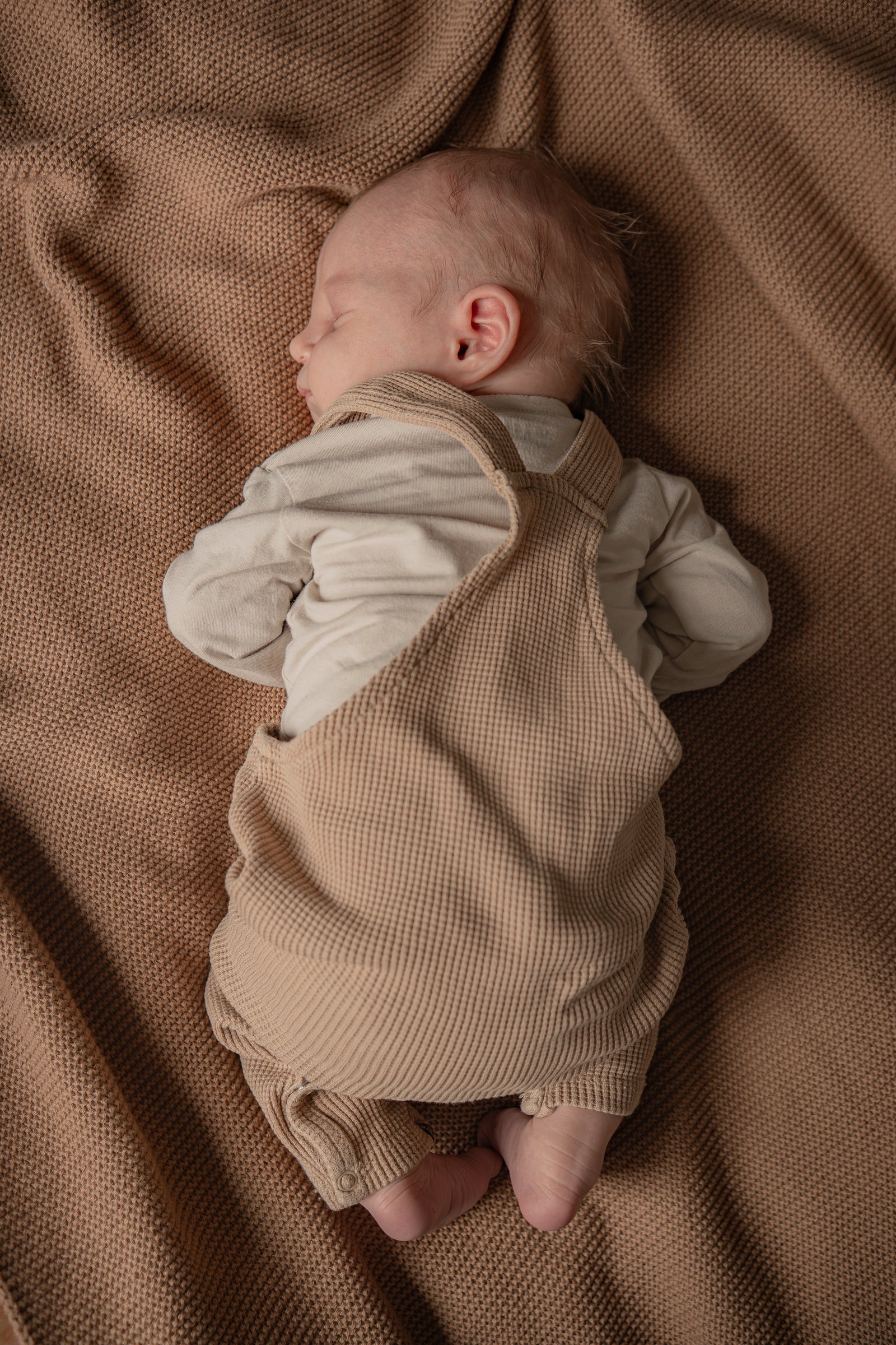 Detail van kleine babyhandjes en -voetjes