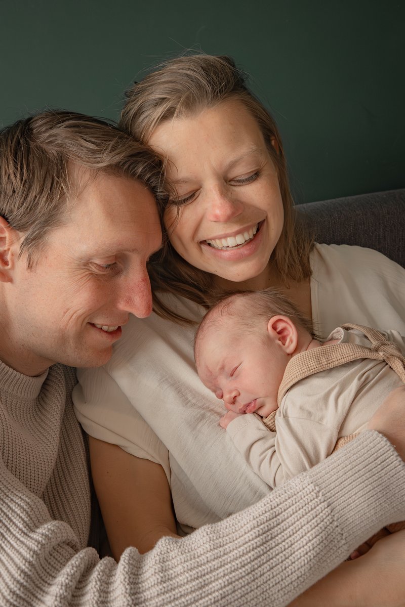 Newborn met ouder, intiem moment thuis