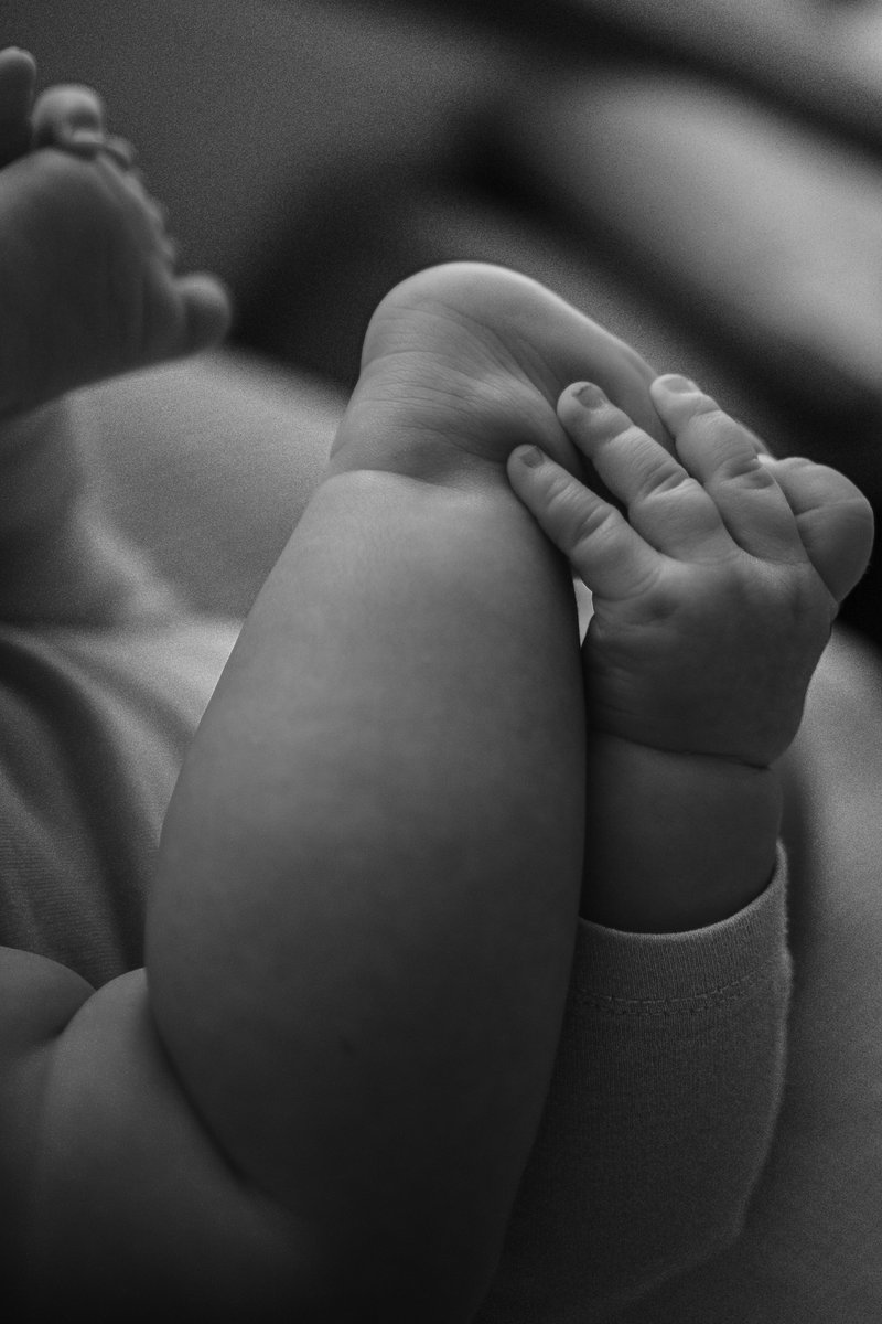 Pasgeboren baby tijdens home newborn sessie