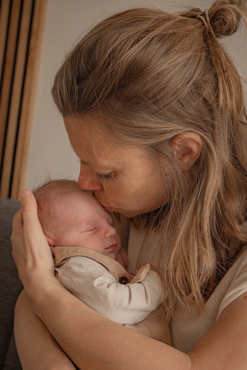 Newborn close-up, rustig slapend in zacht licht